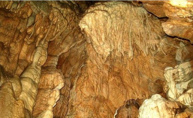 Учени откриха миниатюрни сечива на 45 000 години в пещера