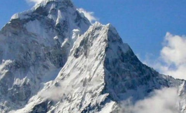 В петък още двама алпинисти са загинали под връх Еверест