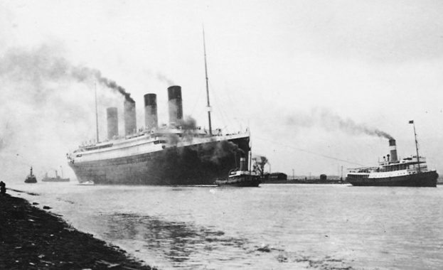 Презокеанският лайнер Титаник потъва по време на първия си трансатлантически