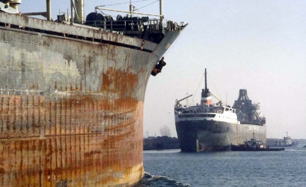 Товарен кораб със скрап, плаващ под български флаг, бе задържан