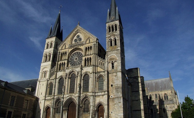 Парижката катедрала построена между 12 и 14 век е най посещаваният