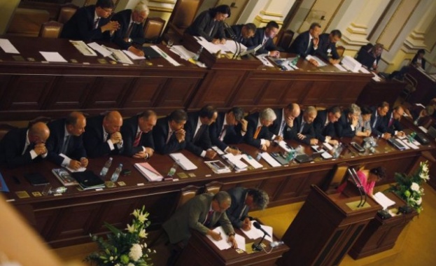 Чехите избират депутати днес и утре на избори, на които
