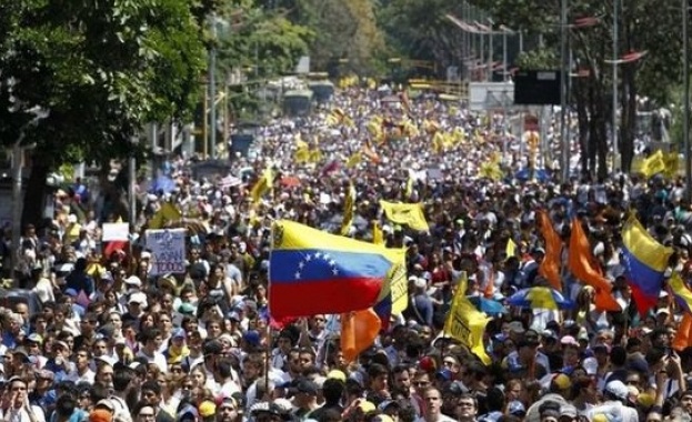 КРОССВенецуела повиши тройно минималната месечна заплата до 3 милиона боливара