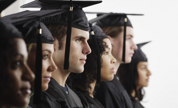 Дипломите за висше образование стават като билети за метрото, повече