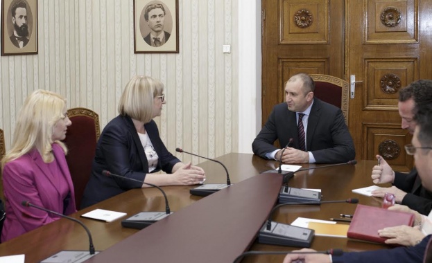 Държавният глава Румен Радев разговаря на „Дондуков 2 с министъра