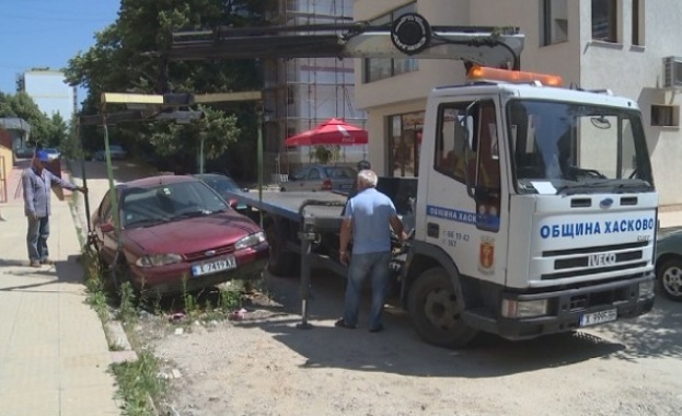 Десетки стари автомобили изоставени по паркинги и тротоари в Хасково
