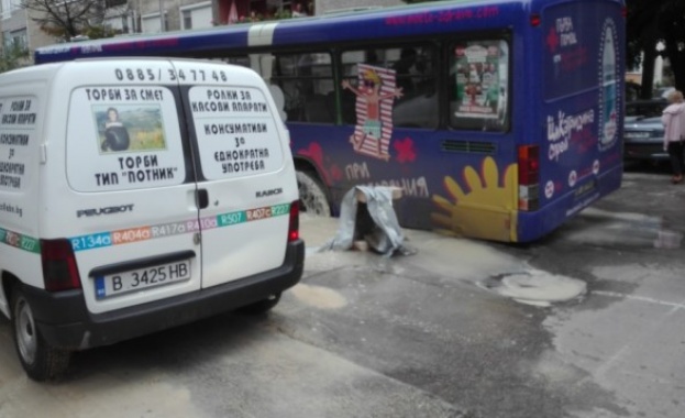 Автобус на градския транспорт във Варна пропадна в дупка на