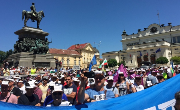 Хиляди служители от системата на МВР излязоха на протест навръх