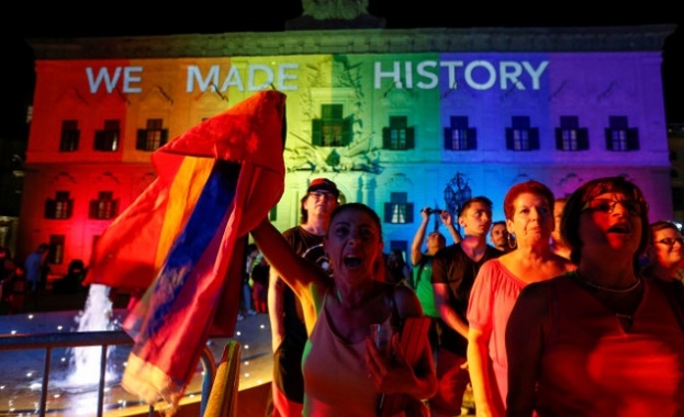 Малтийските законодатели легализираха еднополовите бракове Шумни празненства по улиците на