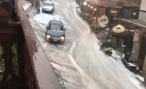 Буря със силна градушка причини наводнения в неделя в гръцкия