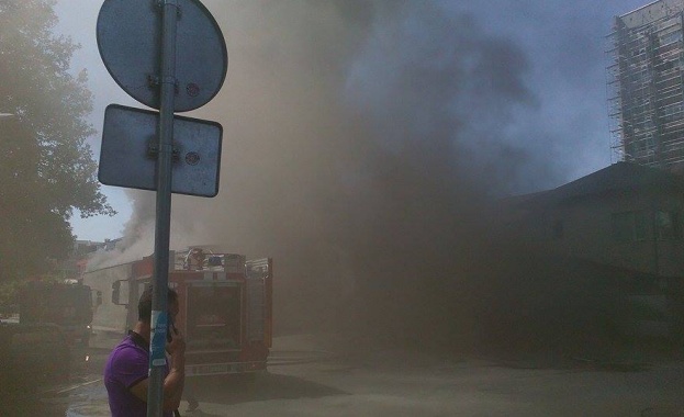 Голям пожар гори в столичния квартал Стефан Караджа Запалила се