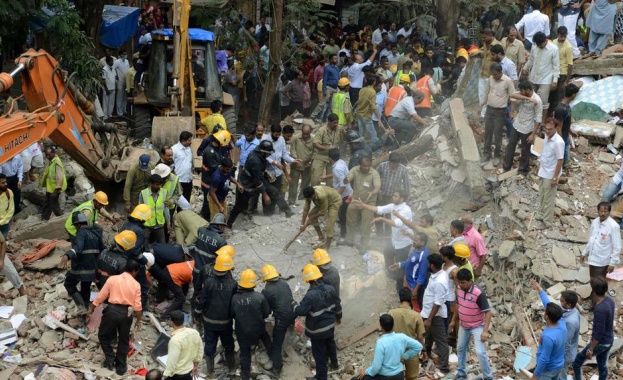 Трагедия се разигра в най големия индийски град Мумбай При срутване