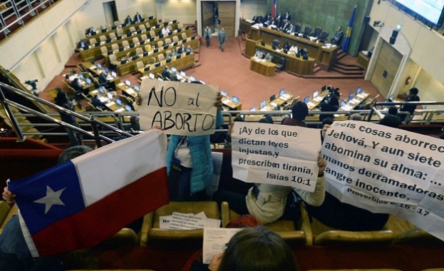 В четвъртък чилийският конгрес смекчи строгата забрана за абортите, която