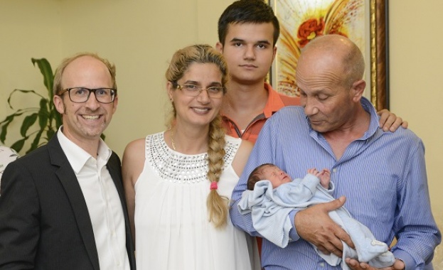 На родна земя пристигна българското бебе Николай родено по време
