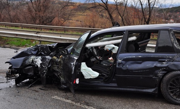 Тежка катастрофа в София. Кола се удари в автобус на