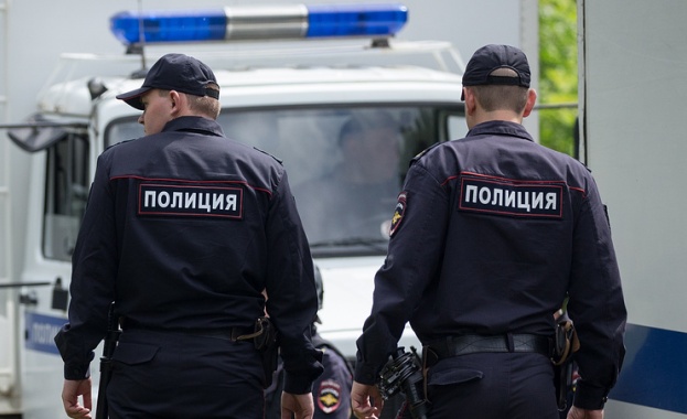 Нападател въоръжен с нож е ранил няколко души в руския