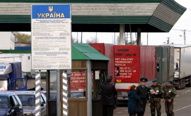 Украйна въвежда по границите си биометричен контрол за всички чуждестранни