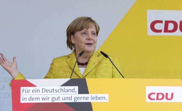 Канцлерът на ФРГ Ангела Меркел попадна под доматен обстрел при