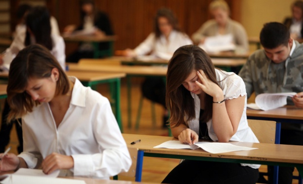 Университетът Кеймбридж планира да премахне писмените изпити, заради влошаващия се