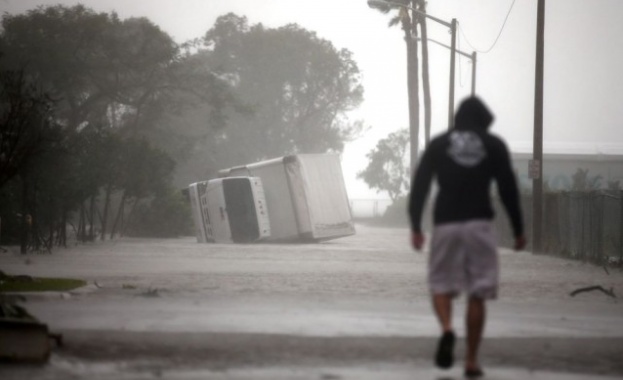Ураганът Ирма, който вчера достигна бреговете на Южна Флорида, отслабна