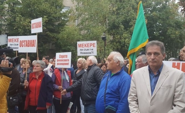 Десетки хора се събраха на протест пред общината в Сопот,