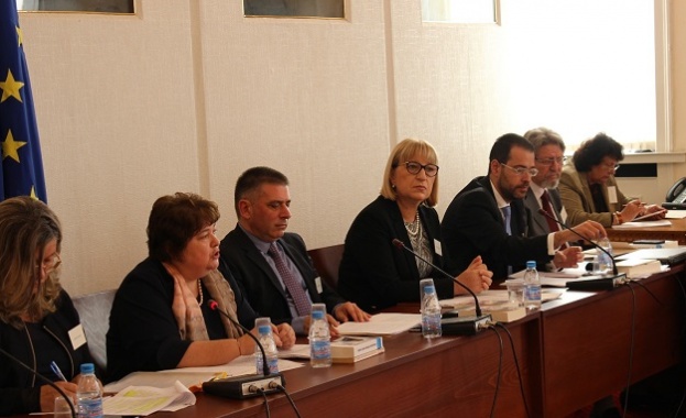 Министърът на правосъдието Цецка Цачева приветства участниците в научно-практическата конференция,