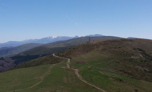 Доброволци опресниха маркировката по 40 туристически маршрута в Стара планина.