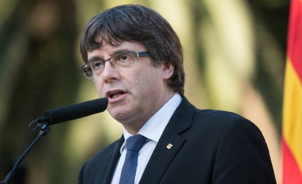 Вече уволненият премиер на Каталуния Карлес Пучдемон е свободен да