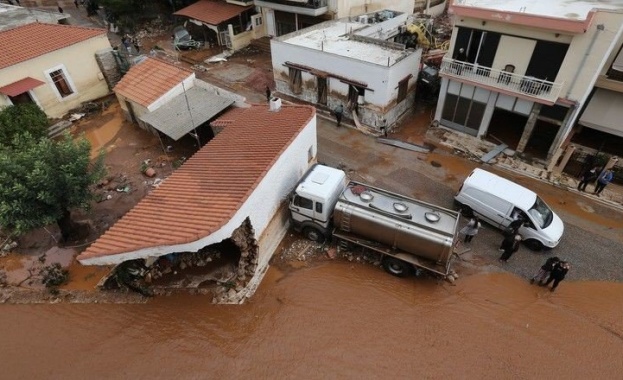 Проливни валежи наводниха пътища в Гърция Морски бури затрудниха фериботните