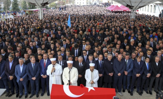 Хиляди хора изпратиха Наим Сюлейманоглу в последния му път Погребението