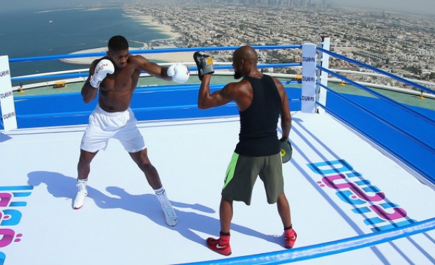 Бокс на покрива на един от най луксозните хотели в Дубай