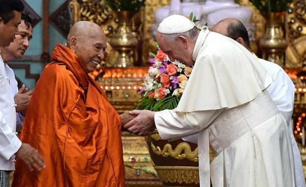 Папа Франциск призова за мир и помирение, отслужвайки меса пред