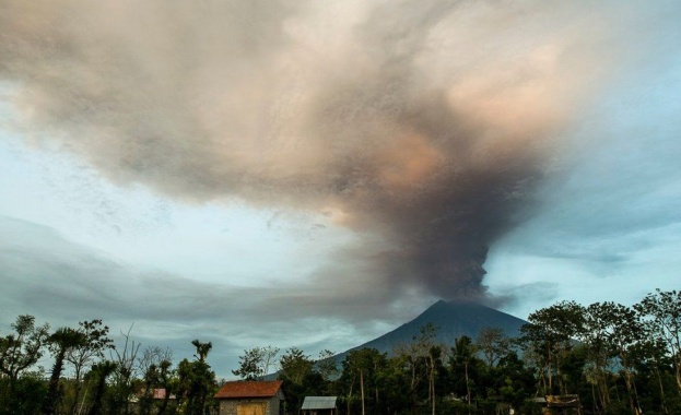 Вулканът Агунг на индонезийския остров Бали отново създаде проблеми. Той