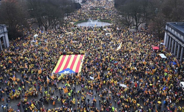 Марш в подкрепа на отстранения от длъжност премиер на Каталуния