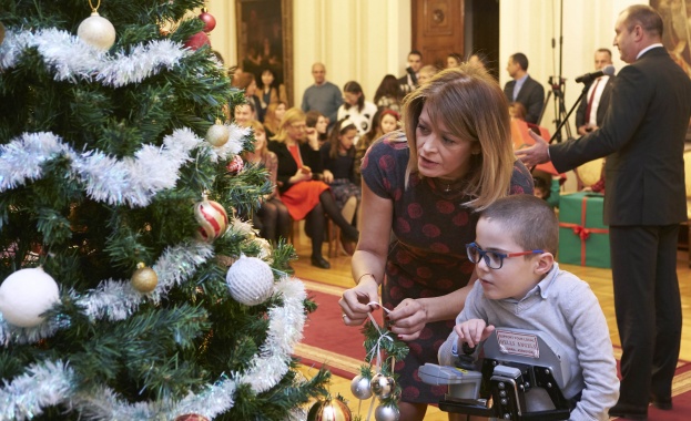 Президентът Румен Радев, неговата съпруга Десислава Радева и децата, подпомогнати
