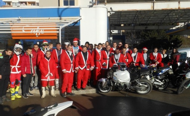 Празнично шествие на мотористи, облечени с костюми на Дядо Коледа,