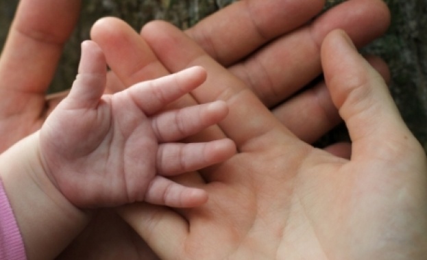 Предлагат се нови правила за ползване на майчинство при осиновяване