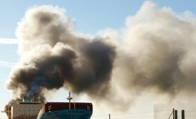 Горящият след сблъсък на 6 януари ирански петролен танкер е