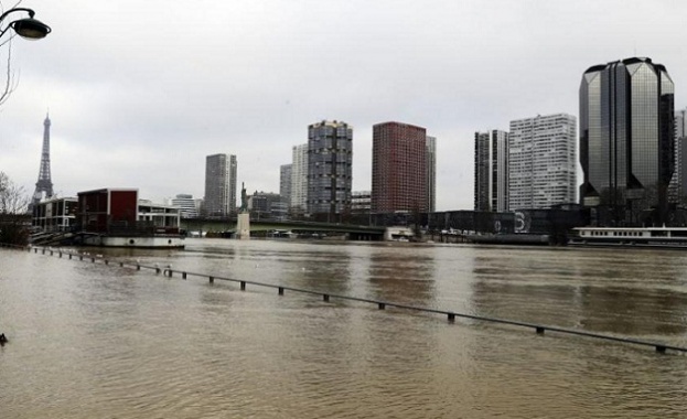 Река Сена преля в Париж, пикът в нивото беше достигнат