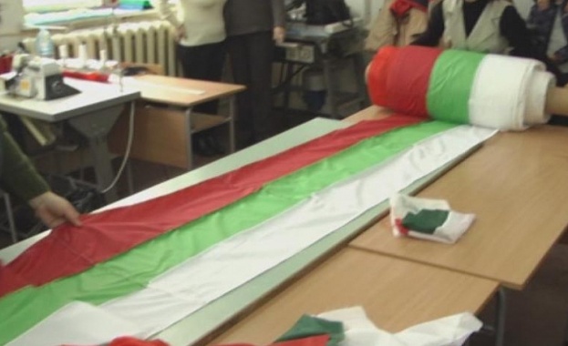 Деца от Плевен изработиха най-дългото знаме в България, съобщава БНТ.