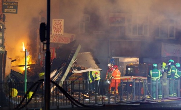 Британските власти повдигнаха обвинения на трима мъже за експлозията, която