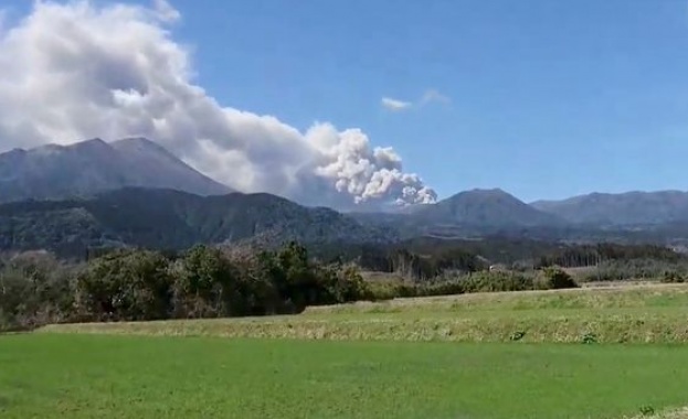 Японският вулкан Шинмое на южния остров Кюшу, сниман във филм