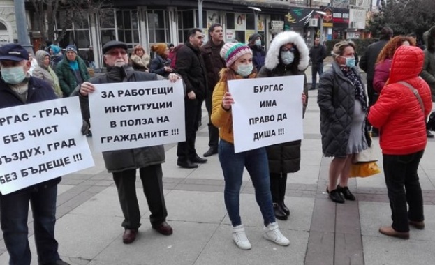 Жители на Бургас днес отново се събират на протест срещу