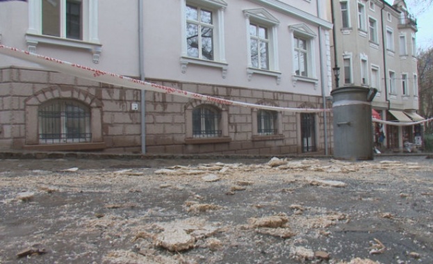 Мазилка падна от къща в Стария град в Пловдив и