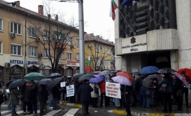 Десетки врачани се събраха на протест в проливния дъжд срещу