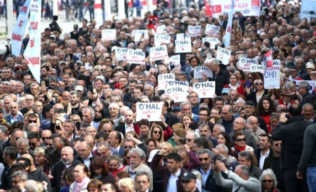 Привърженици на основната опозиционна Народнорепубликанска партия в Турция се събраха