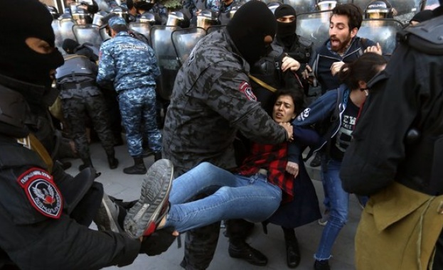 В столицата на Армения Ереван избухнаха нови сблъсъци между