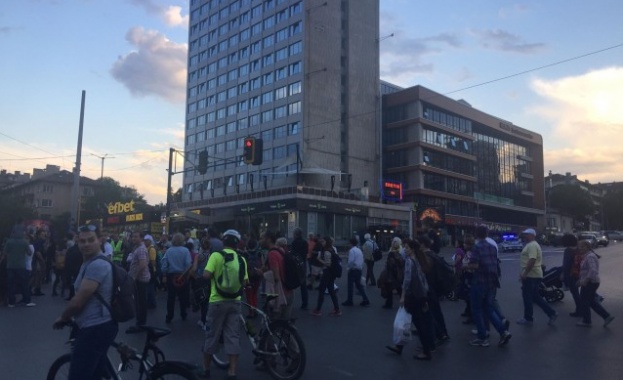 Десетки жители на столичния квартал „Лозенец блокираха бул. „Арсеналски и