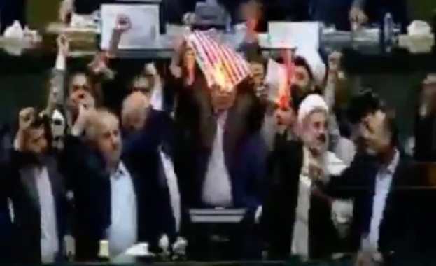 Ирански депутати запалиха хартиено американско знаме в парламента, след като
