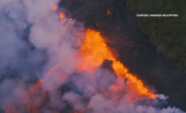 Лавата от изригващия вулкан Килауеа в Хавай създава нови опасности.